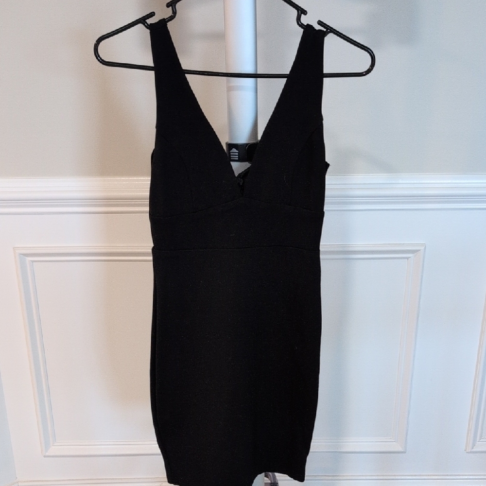 Lulu's XS Elegant Black V-Neck Sleeveless Dress